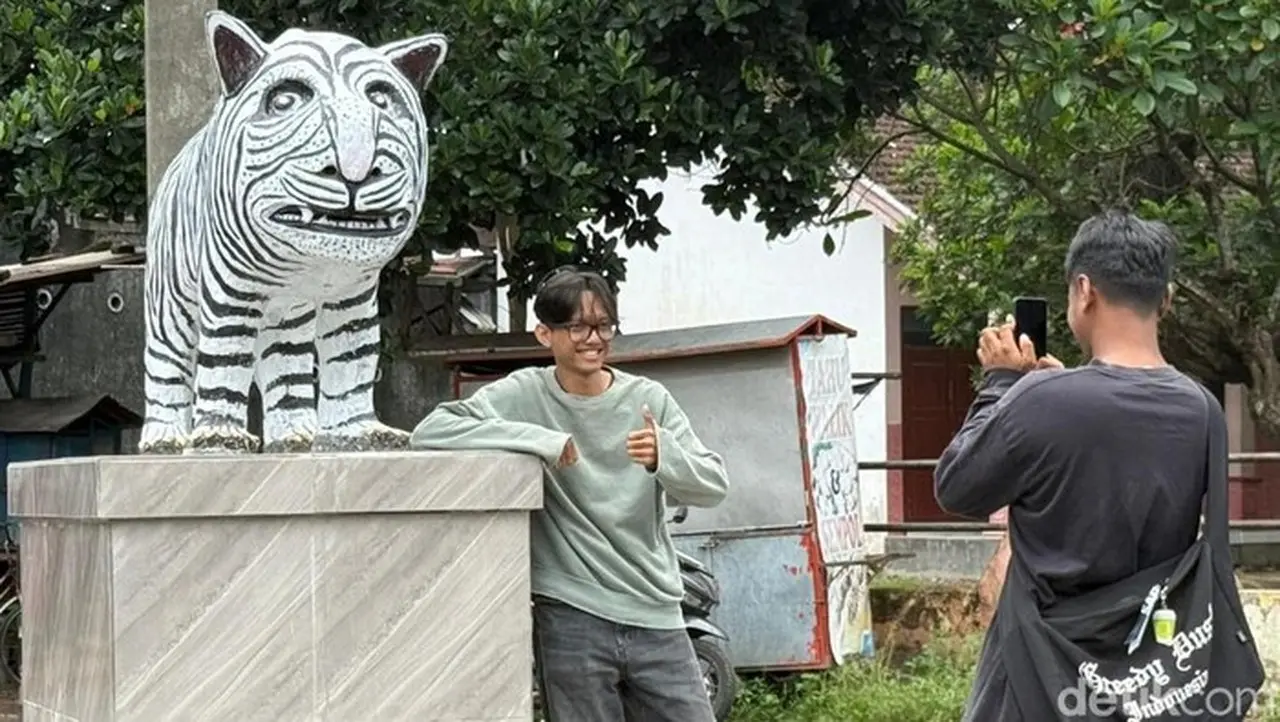 Viral Patung Macan Putih Kediri Dibilang Mirip Kuda Nil, Jadi Rebutan Selfie dan Dongkrak Ekonomi Warga