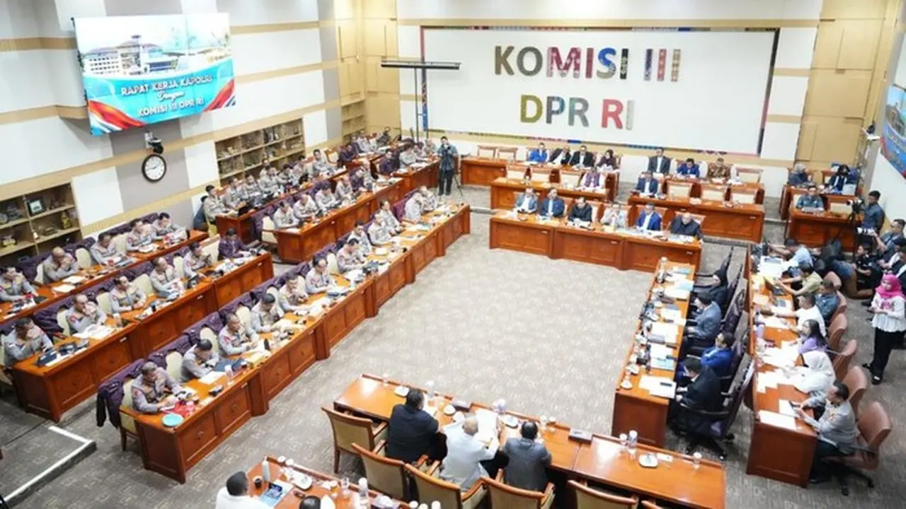 DPR Kompak Dukung Polri Tetap di Bawah Presiden, Tolak Bentuk Kementerian DPR Kompak Dukung Polri Tetap di Bawah Presiden, Tolak Bentuk Kementerian