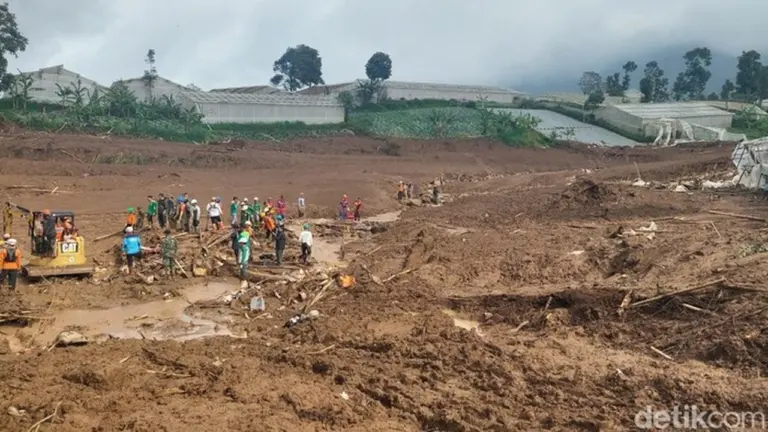 Puluhan Marinir Tertimbun Longsor Cisarua, 4 Jenazah Ditemukan