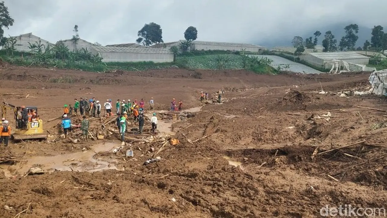 Puluhan Marinir Tertimbun Longsor Cisarua, 4 Jenazah Ditemukan Puluhan Marinir Tertimbun Longsor Cisarua, 4 Jenazah Ditemukan