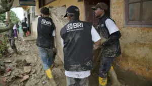 70 Relawan BRI Peduli Bersih-bersih Sekolah Pasca-Bencana di Aceh Tamiang