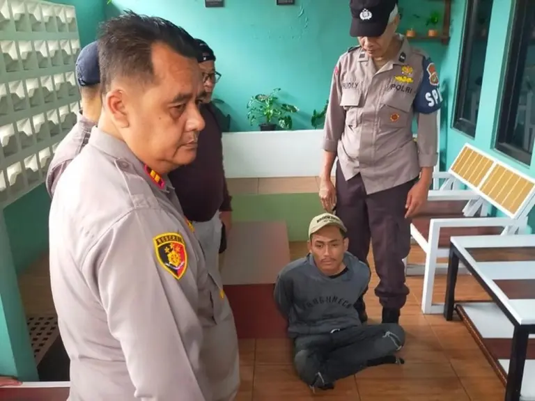 Emak-emak Depok Gagalkan Aksi Pencurian Uang Tunai Rp 500 Ribu Emak-emak Depok Gagalkan Aksi Pencurian Uang Tunai Rp 500 Ribu