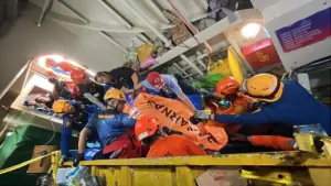 Kapal KM DLU IX Miring di Balikpapan, 3 Tewas Terjepit Truk dan Luka-luka