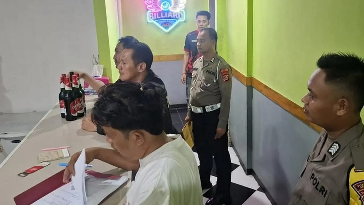 Razia Karaoke di Serang: Polisi Sita Ratusan Botol Miras dan Data Pemandu Lagu