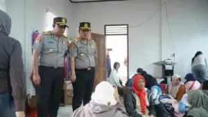 Siswa Sespimti Polri Berikan Bantuan Langsung ke Korban Longsor Cisarua, Bandung Barat
