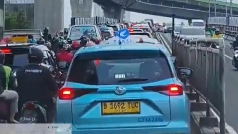 Mobil Listrik Mogok di Flyover Kebayoran Lama, Lalin Arah Pakubuwono Tersendat Parah