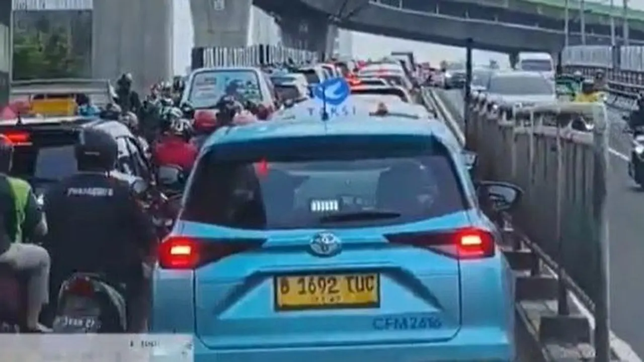 Mobil Listrik Mogok di Flyover Kebayoran Lama, Lalin Arah Pakubuwono Tersendat Parah