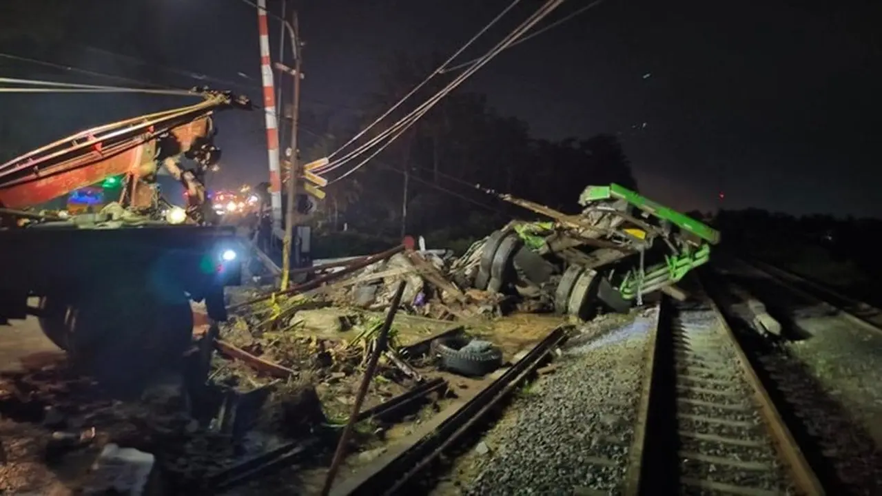 Truk Vs Kereta Gejayana di Kebumen: Sopir Tewas, Jalur KA Terganggu