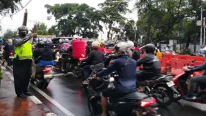 Proyek Galian PDAM Sebabkan Kemacetan Parah di Lampu Merah Rindam Condet Jakarta Timur