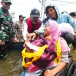 Gus Ipul Tinjau Banjir Banjar, Pastikan Bantuan Sembako dan Obat-obatan Tersalurkan