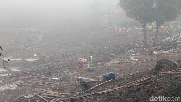 Longsor Cisarua: Tim SAR Lanjutkan Pencarian Korban di Tengah Kabut Tebal