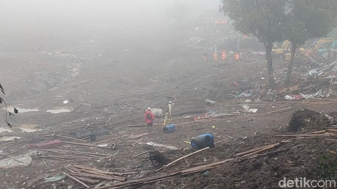 Longsor Cisarua: Tim SAR Lanjutkan Pencarian Korban di Tengah Kabut Tebal Longsor Cisarua: Tim SAR Lanjutkan Pencarian Korban di Tengah Kabut Tebal