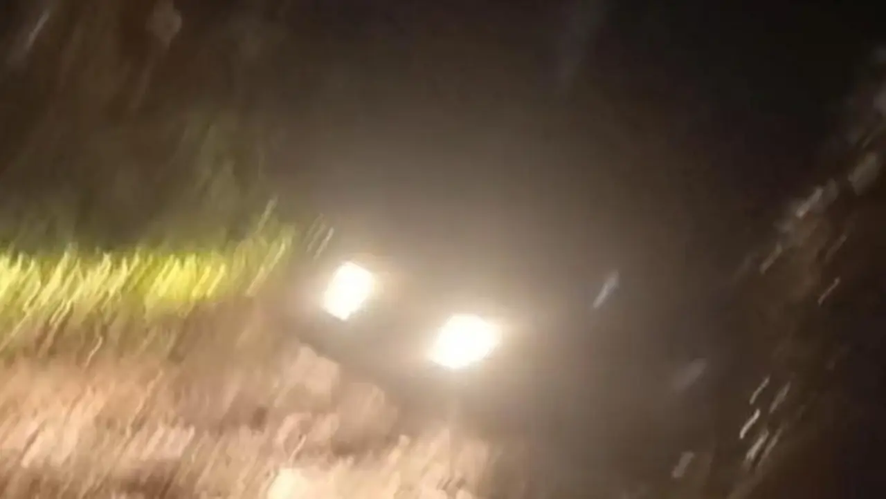 Dua Kendaraan Wisatawan Tersangkut Lumpur Saat Trekking di Cisadon Bogor