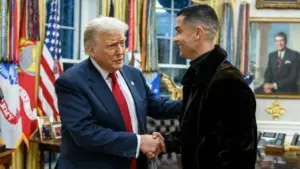 Donald Trump Pajang Foto Bersama Cristiano Ronaldo di Ruang Oval Gedung Putih