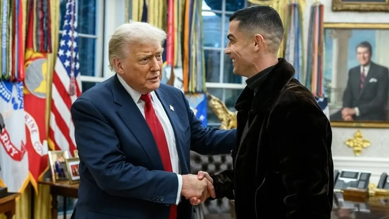 Donald Trump Pajang Foto Bersama Cristiano Ronaldo di Ruang Oval Gedung Putih