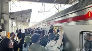 Anker KRL Green Line Keluhkan Desak-desakan Harian di Jam Sibuk