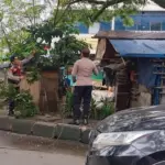 Kabel Menjuntai di Otista Ciputat Dievakuasi Polisi, Lalu Lintas Kembali Lancar