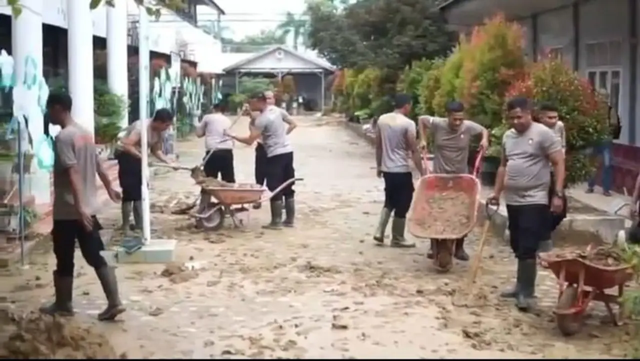 Polres Langsa Bersihkan SMPN 2 Langsa Pasca Banjir, Siap Belajar Kembali 5 Januari
