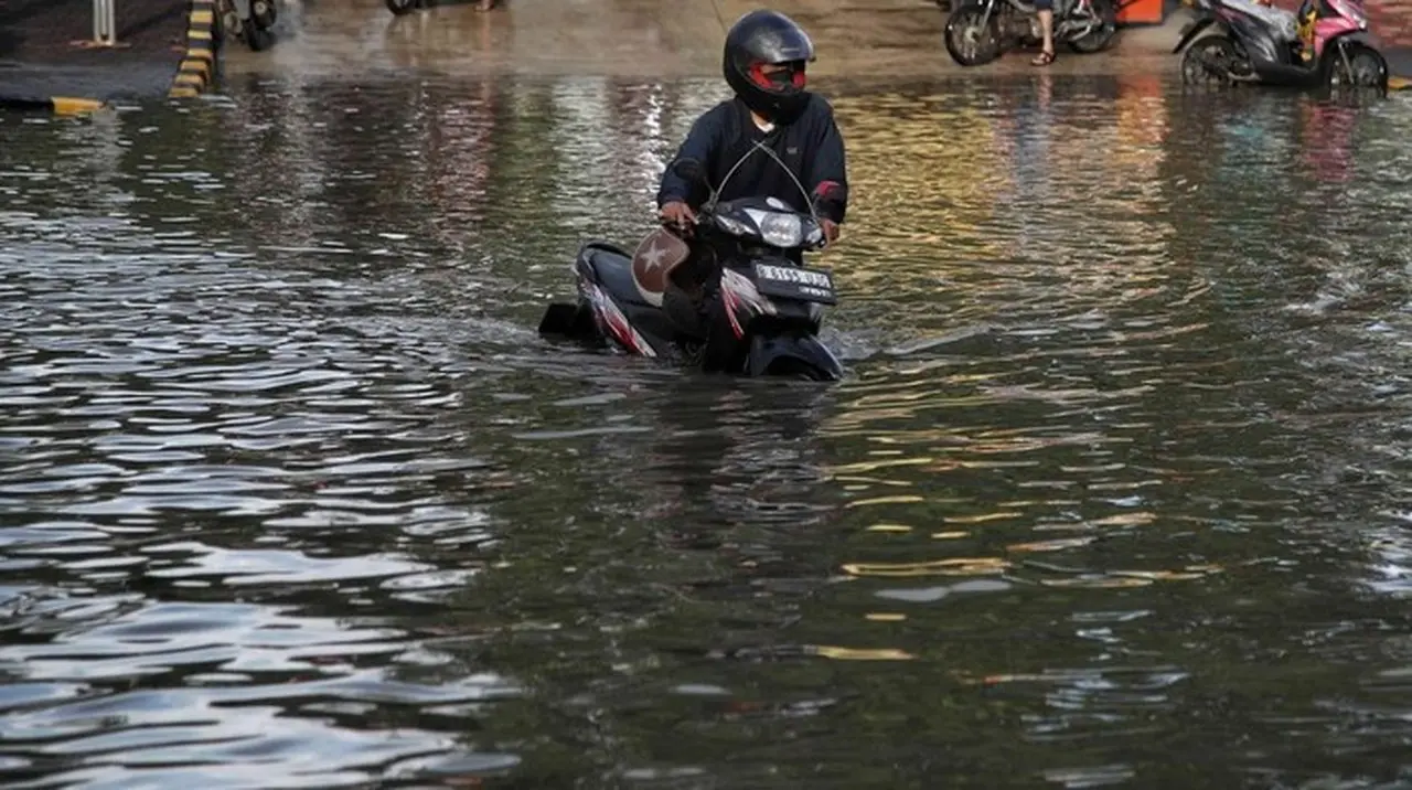 Banjir Jakarta: 18 RT Terendam, Ketinggian Air di Jakarta Timur Capai 1,5 Meter Banjir Jakarta: 18 RT Terendam, Ketinggian Air di Jakarta Timur Capai 1,5 Meter