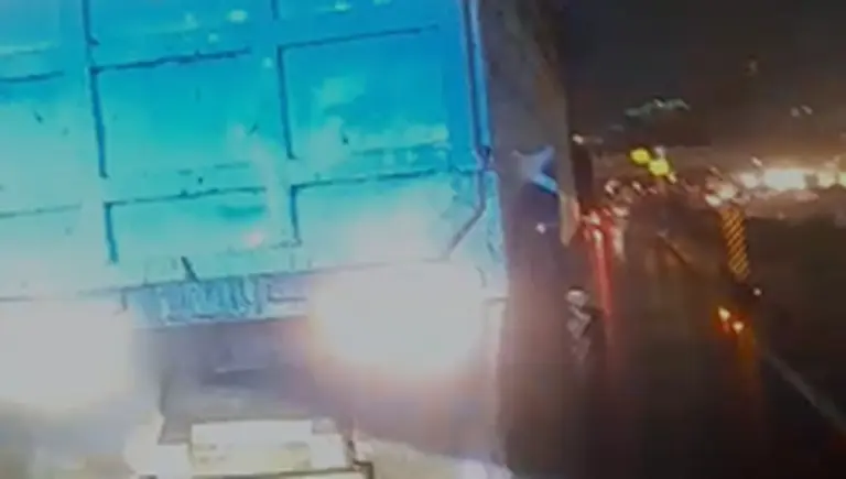 Truk Pecah Ban di MT Haryono Jaksel Arah Cawang, Pengendara Diimbau Waspada