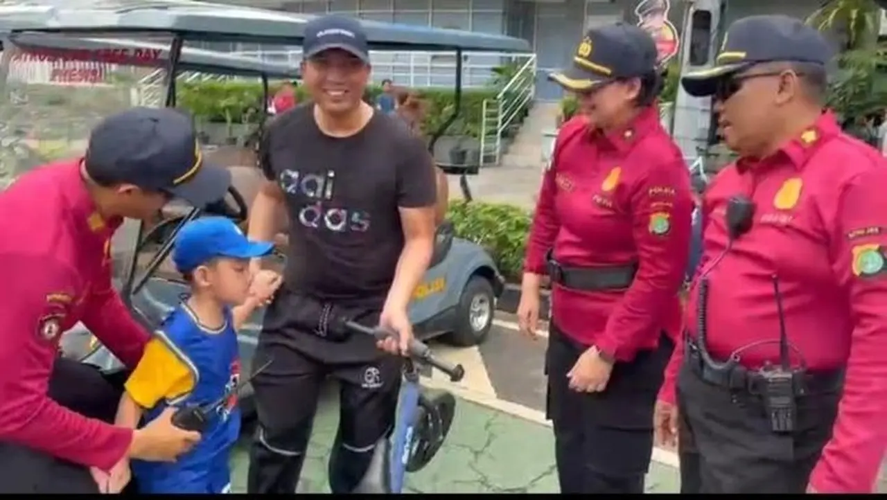 Polisi Berhasil Pertemukan Bapak dan Anak yang Terpisah di Tengah Keramaian CFD Bundaran HI Polisi Berhasil Pertemukan Bapak dan Anak yang Terpisah di Tengah Keramaian CFD Bundaran HI
