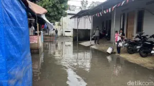 Banjir Depan Stasiun Rawa Buaya Jakarta Barat Mulai Surut, Genangan Air Setinggi Pergelangan Kaki