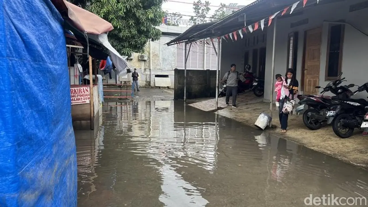 Banjir Depan Stasiun Rawa Buaya Jakarta Barat Mulai Surut, Genangan Air Setinggi Pergelangan Kaki Banjir Depan Stasiun Rawa Buaya Jakarta Barat Mulai Surut, Genangan Air Setinggi Pergelangan Kaki