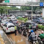Banjir 10 Cm di Jalan Letjen Suprapto Jakpus, Lalin Tersendat di Jalur Lambat