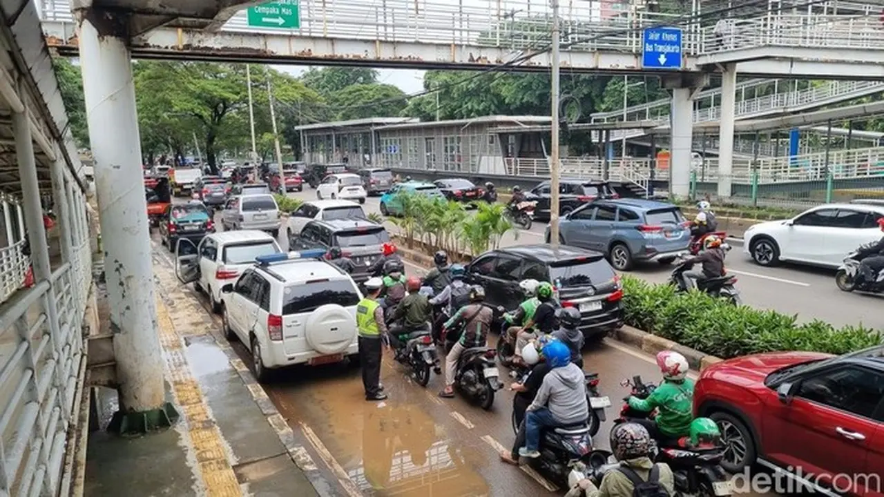 Banjir 10 Cm di Jalan Letjen Suprapto Jakpus, Lalin Tersendat di Jalur Lambat