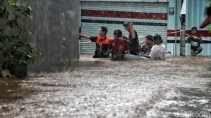 Banjir Cipinang Melayu Capai 130 Cm Akibat Luapan Kali Sunter