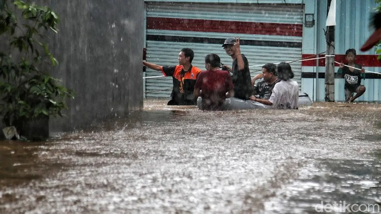 Banjir Cipinang Melayu Capai 130 Cm Akibat Luapan Kali Sunter Banjir Cipinang Melayu Capai 130 Cm Akibat Luapan Kali Sunter