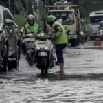 Banjir Kelapa Gading Genangi Jalan, Ojol Terpaksa Parkir di Tengah Demi Antar Pesanan