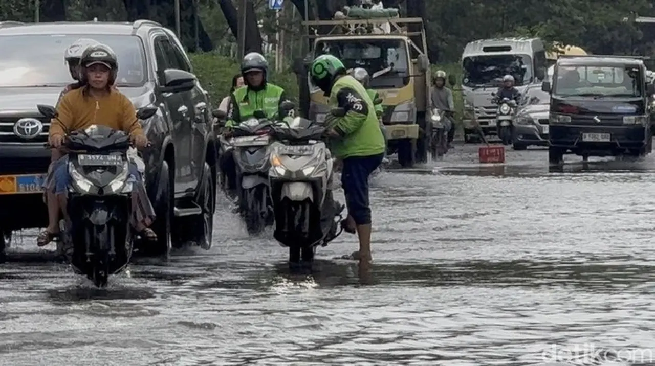 Banjir Kelapa Gading Genangi Jalan, Ojol Terpaksa Parkir di Tengah Demi Antar Pesanan