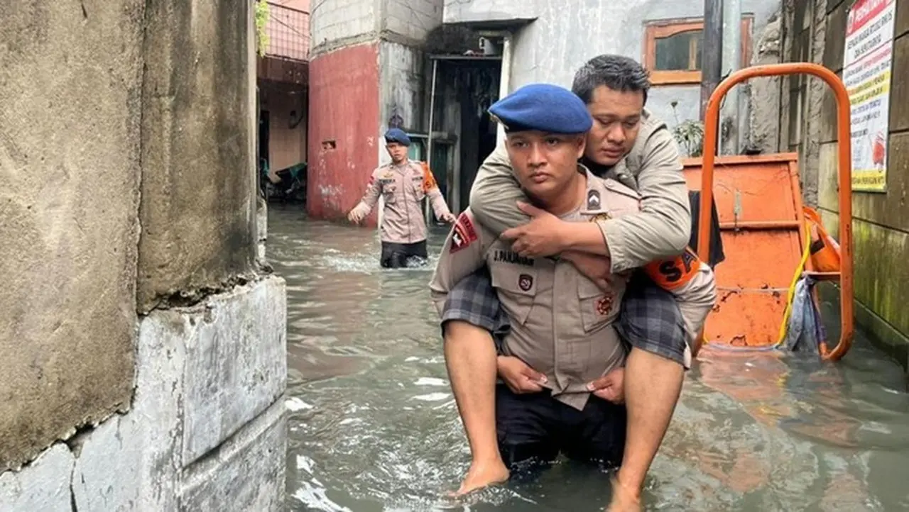 Brimob Polda Metro Gendong Warga Sakit Terjebak Banjir di Cengkareng, Jakarta Barat Brimob Polda Metro Gendong Warga Sakit Terjebak Banjir di Cengkareng, Jakarta Barat