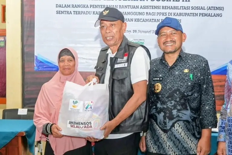 Wamensos Salurkan Bantuan ATENSI Rp192 Juta untuk Lansia dan Disabilitas di Pemalang