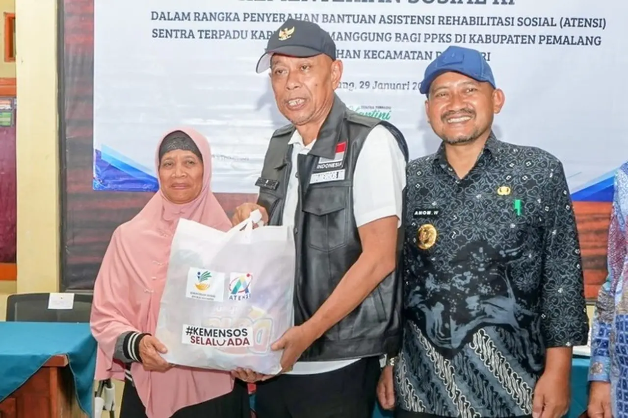 Wamensos Salurkan Bantuan ATENSI Rp192 Juta untuk Lansia dan Disabilitas di Pemalang