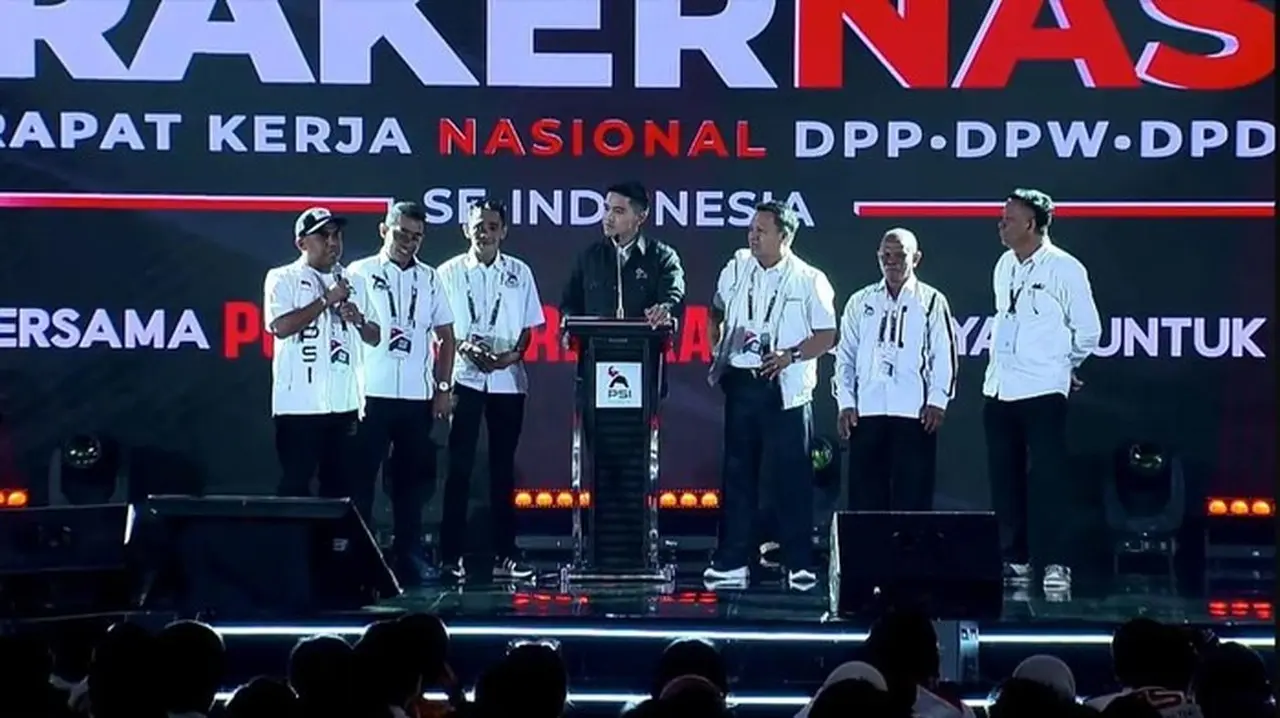 Kaesang Pangarep Bagikan KTA Emas PSI, Tegaskan Struktur Partai Harus Lengkap 100 Persen Kaesang Pangarep Bagikan KTA Emas PSI, Tegaskan Struktur Partai Harus Lengkap 100 Persen