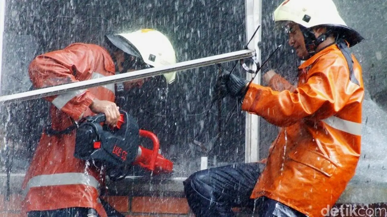 Kebakaran Ruang Server Kedubes Italia di Menteng Berhasil Dipadamkan Kebakaran Ruang Server Kedubes Italia di Menteng Berhasil Dipadamkan