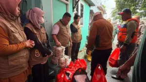 Polisi dan SPPG Bekasi Salurkan 500 Paket Makanan untuk Warga Terdampak Banjir Teluk Pucung