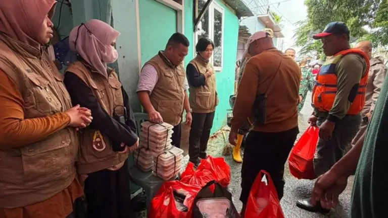 Polisi dan SPPG Bekasi Salurkan 500 Paket Makanan untuk Warga Terdampak Banjir Teluk Pucung