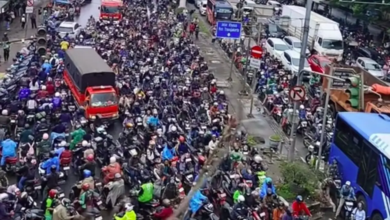 Terjebak Banjir 3 Jam di Daan Mogot, Warga Pilih Kembali ke Rumah