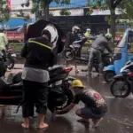 Banjir Daan Mogot Seharian, Warga Rela Bantu Pengendara Motor Mogok Tanpa Imbalan