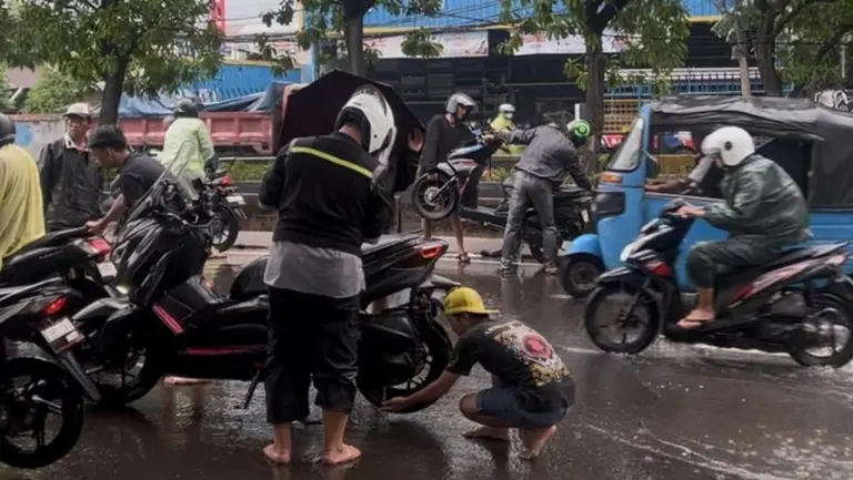 Banjir Daan Mogot Seharian, Warga Rela Bantu Pengendara Motor Mogok Tanpa Imbalan