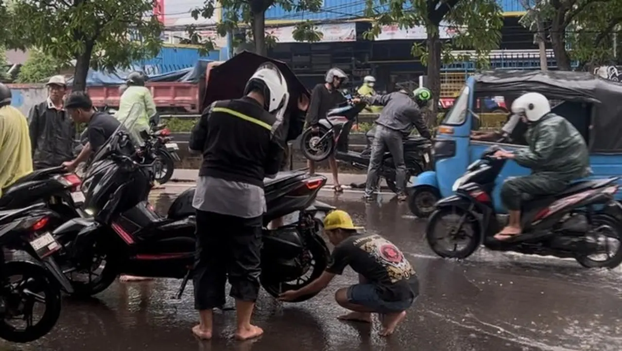 Banjir Daan Mogot Seharian, Warga Rela Bantu Pengendara Motor Mogok Tanpa Imbalan