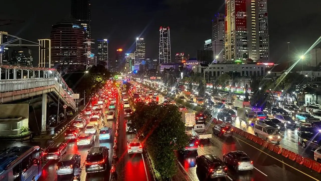 Hujan Deras Guyur Jakarta, Lalin Tol Dalam Kota dan Gatot Subroto Macet Parah Hujan Deras Guyur Jakarta, Lalin Tol Dalam Kota dan Gatot Subroto Macet Parah