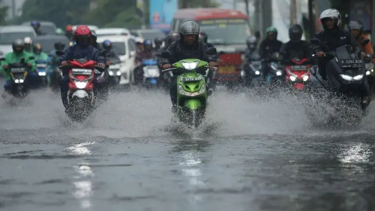 Banjir Jakarta Malam Ini: 46 RT dan 13 Jalan Masih Terendam Akibat Curah Hujan Tinggi Banjir Jakarta Malam Ini: 46 RT dan 13 Jalan Masih Terendam Akibat Curah Hujan Tinggi