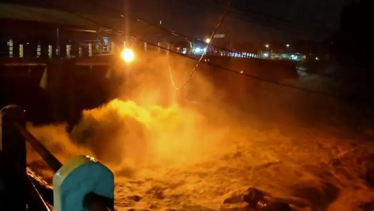 Bendung Katulampa Siaga 3 Akibat Hujan Deras di Puncak Bogor, Warga Diimbau Waspada