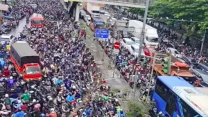 Banjir Daan Mogot Lumpuhkan Arus Lalu Lintas, Pengendara Terjebak 3 Jam