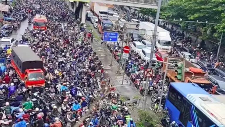 Banjir Daan Mogot Lumpuhkan Arus Lalu Lintas, Pengendara Terjebak 3 Jam Banjir Daan Mogot Lumpuhkan Arus Lalu Lintas, Pengendara Terjebak 3 Jam