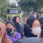 Kisah Haru Pekerja Tumpangi Truk Terobos Banjir dan Macet Daan Mogot